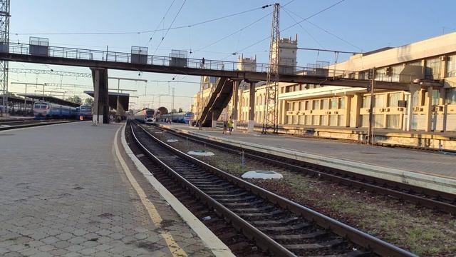 Электропоезд HRCS2-008 прибывает на станцию Харьков-Пассажирський прибытие и отправление