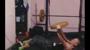 Подъем корпуса на пресс с блином на вытянутых руках