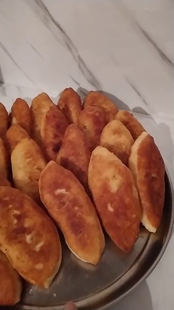 Пирожки горячие 😋 #youtubeshorts #shorts #food #еда #short #shortsviral смотреть онлайн