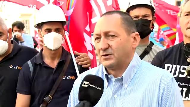 Paolo Pirani intervistato da Rainews in piazza Santi Apostoli a Roma смотреть онлайн