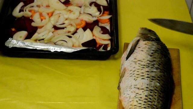Як  я готую печеного коропа, дуже смачно виходить риба на овочевій подушці
