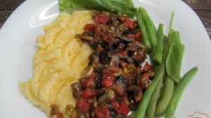 Картофельное пюре с подливой из грибов