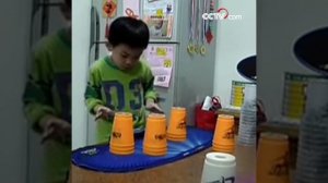 8-летний чемпион мира по Складыванию стаканчиков (Super Stack Cup) демонстрирует свои умения