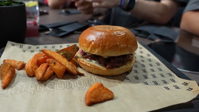 MISTRZOSTWA BURGERÓW 2024: sprawdziłem NAJLEPSZE BURGERY w Polsce! [TEST 20 burgerów] | GASTRO VLOG смотреть онлайн