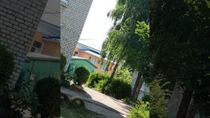 прям на стол она расселась с огромной жопой