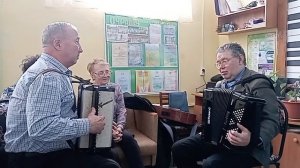 В этой деревне огни не погашены.