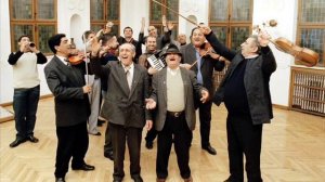 Taraf de Haidouks - Pelin bau, pelin maninc Absinth I Drink You, Absinth I Eat You