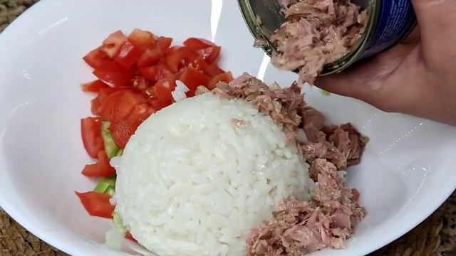 Шикарный САЛАТ без майонеза! Салат из риса и тунца с овощами. смотреть онлайн
