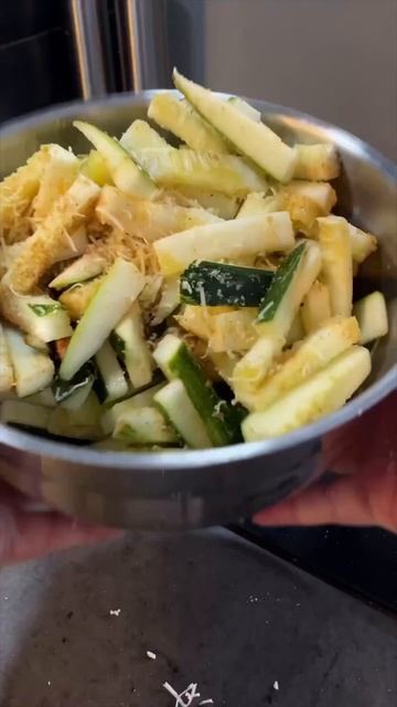 Кабачки-пунктиры✨🟡кабачок или цукини🟡соль,паприка,сухойчеснок🟡мука🟡оливыч🟡сыр.#кабачки#сыр#ням смотреть онлайн