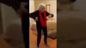 Старушка танцует под песню папито