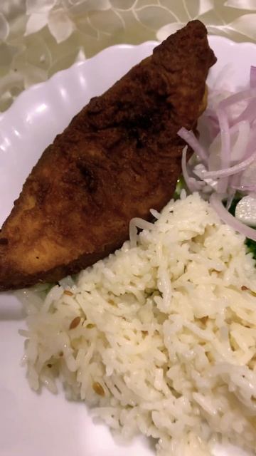 Fried fish with rice 🍚 #ytshorts #shortsfeed #shortsvideo #shorts #youtube #friedfish #crispy #food смотреть онлайн