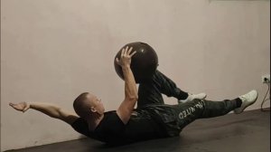 Мертвый жук с мячом