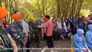 Marsda TNI Eris Widodo Resmikan Jembatan Sasak Gebluk di Cibiuk Garut