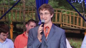 Прикол с хлопушкой на свадьбе. Ведущий Роман Акимов 2011 год. Розыгрыш бутоньерки.