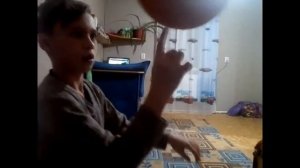 Как же можно крутить мяч на пальце