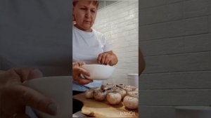 шампиньоны на мангале под сливочным соусом.