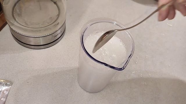 Малосольные помидоры на минералке с ярким ароматом укропа и чеснока.