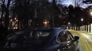 В Подмосковье женщина сдавала задним ходом и устроила ДТП.