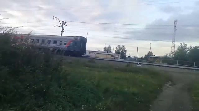 Электровоз ЭП2К с пассажирским поездом №140Н проезжает о.п. Совхоз Бердский смотреть онлайн