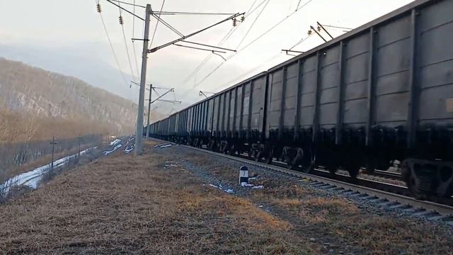 Система электровозов 2ЭС5К-161/160 "Ермак" с грузовым поездом и толкач 4ЭС5К-067 "Ермак" в хвосте.