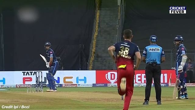 Virat Kohli gets shocked watching Maxwell brilliant catch during RCB Vs GT match смотреть онлайн