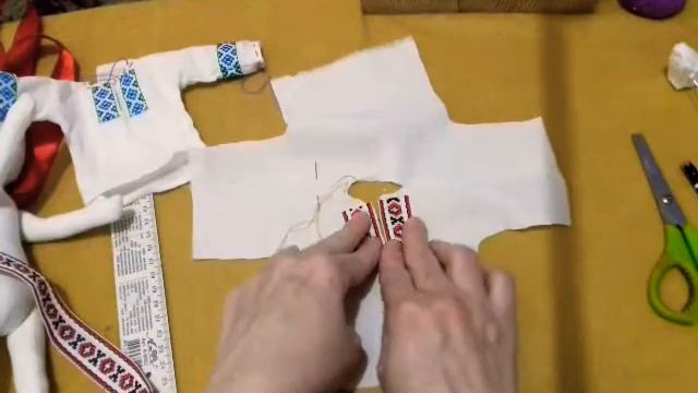 Одарка та Карась. Заняття 4. Одягаємо ляльку. смотреть онлайн