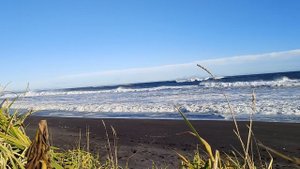 Халактырский пляж: Бушующие волны Тихого океана и чёрный песок Камчатки.