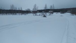 снегоход по полю