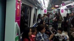 Метро в Дубае. Его особенность в том, что мужчины и женщины едут в разных вагонах.