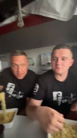 Папы могут! Как правильно есть доширак #shorts