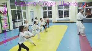 Каратэ Спорт Школа Спортсмены через год подготовки и новички