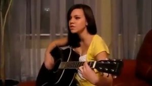 Девушка поет и играет на гитаре песню И снова солнца закат Фактор 2