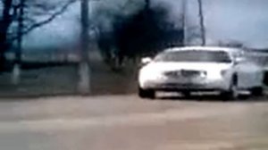 ПОСМОТРИТЕ КАК РАЗБИВАЮТ МАШИНЫ НА  СВАДЬБЕ.wmv