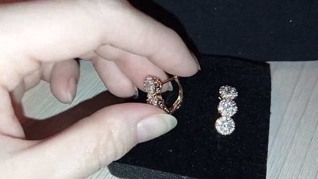 Серьги с цирконами и позолотой смотреть онлайн