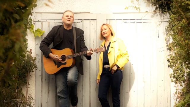 Islands In The Stream - Dolly Parton & Kenny Rogers - Cover by Me and Elaine смотреть онлайн