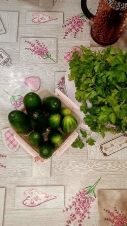 Проверенный способ #хранения #огурцов! PS:лучше ставить плодоножкой в воду
