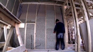 Укладка утеплителя Paroc в каркасную стену [Тайцы]