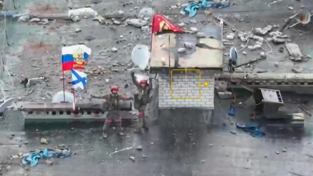 Бойцы ВС РФ установили российские флаги в Великой Новоселке ДНР: видео