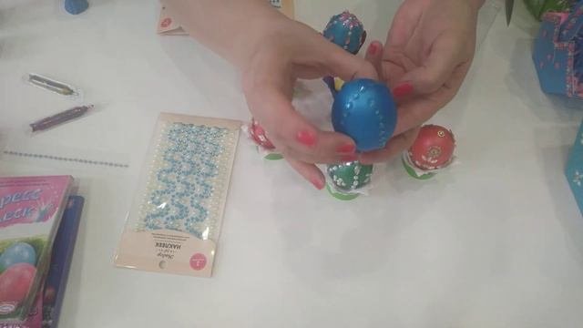 Украшение пасхальных яиц.