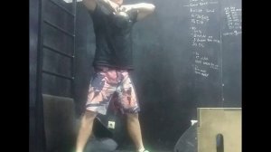 Тяга гири к подбородку стоя