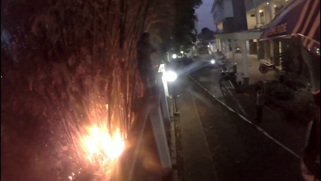 Memadamkan si jago merah dengan alat seadanya., смотреть онлайн