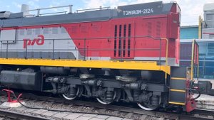 Маневровый тепловоз ТЭМ18ДМ-2124 прицепляется к вагону «диагностический комплекс инфраструктуры»