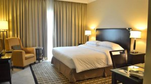 Обзор гостиничного номера в гостинице Sheraton Khalidiya Abu Dhabi