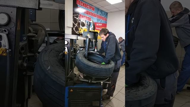 Как переобуть 17.5 .  Шиномонтаж 17.5 на простом станке