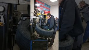 Как переобуть 17.5 .  Шиномонтаж 17.5 на простом станке