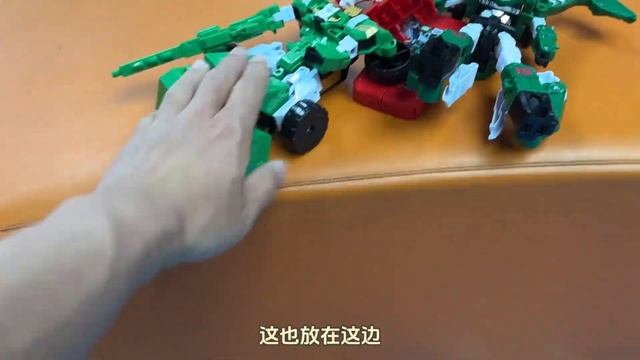 小伙游乐场发现网红气球玩具 捡到心奇爆龙战车X3变形镰刀龙