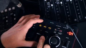 Roland E-4 AIRA Compact Voice Tweaker – Basic Demo (No Talking with German talk & English subtitles