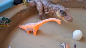 Dinossauros de Plástico Presos na Lama Velociraptor Triceratops Estegossauro Anquilossauro