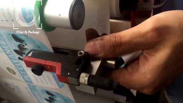 Установка фотодатчика на этикеровочной полуавтоматической машине для плоских поверхностей