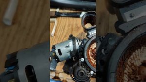 Попал кусочек металла в жернова кофемашины вместе с кофе